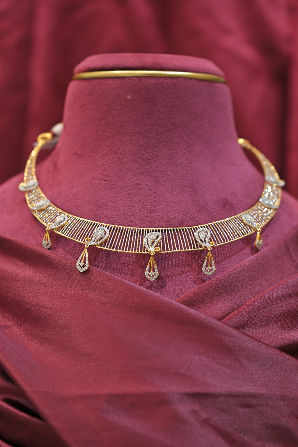 Diamond Pattern Drop Choker Necklace with Teardrop Charms
