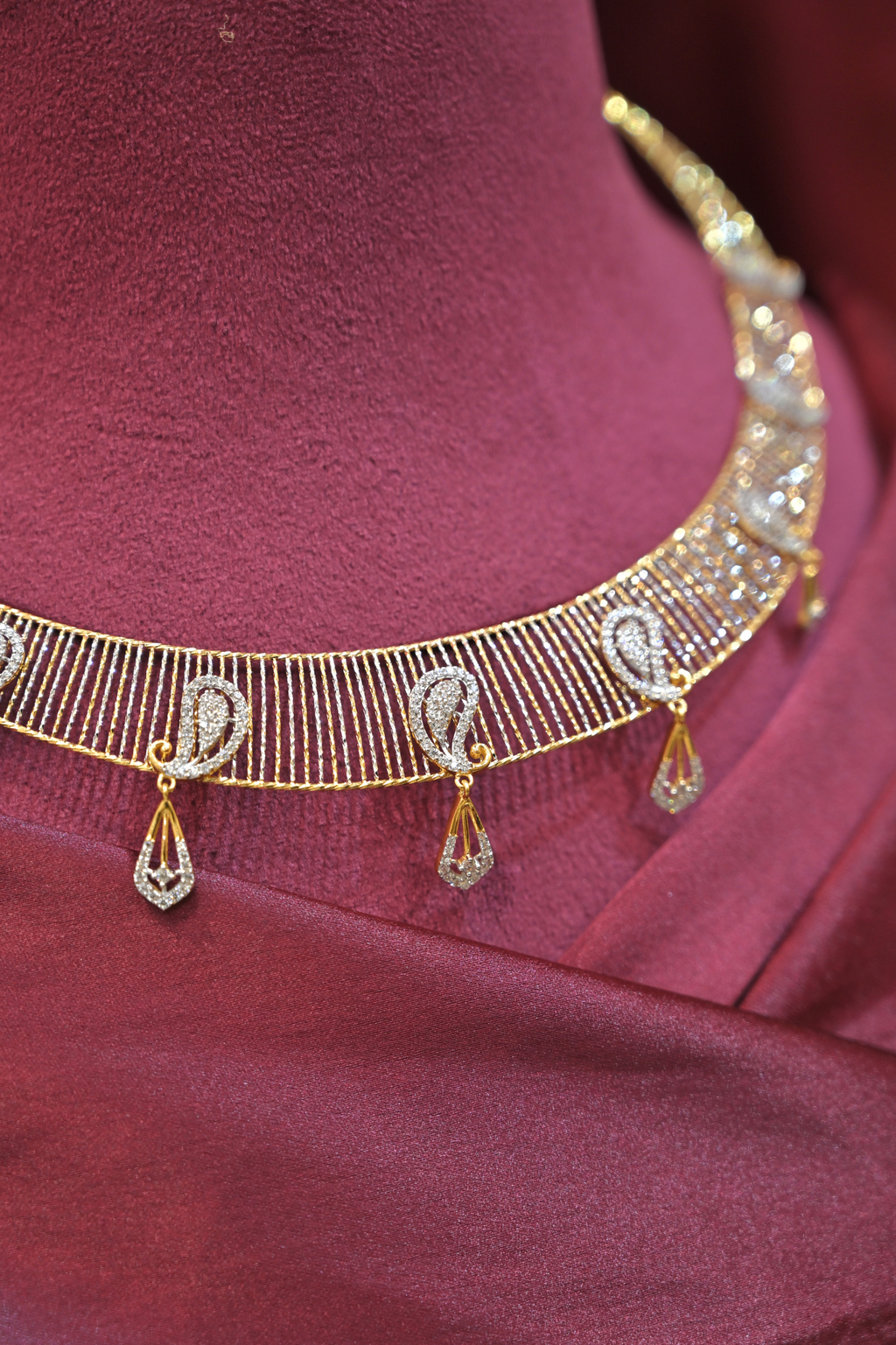 Diamond Pattern Drop Choker Necklace with Teardrop Charms