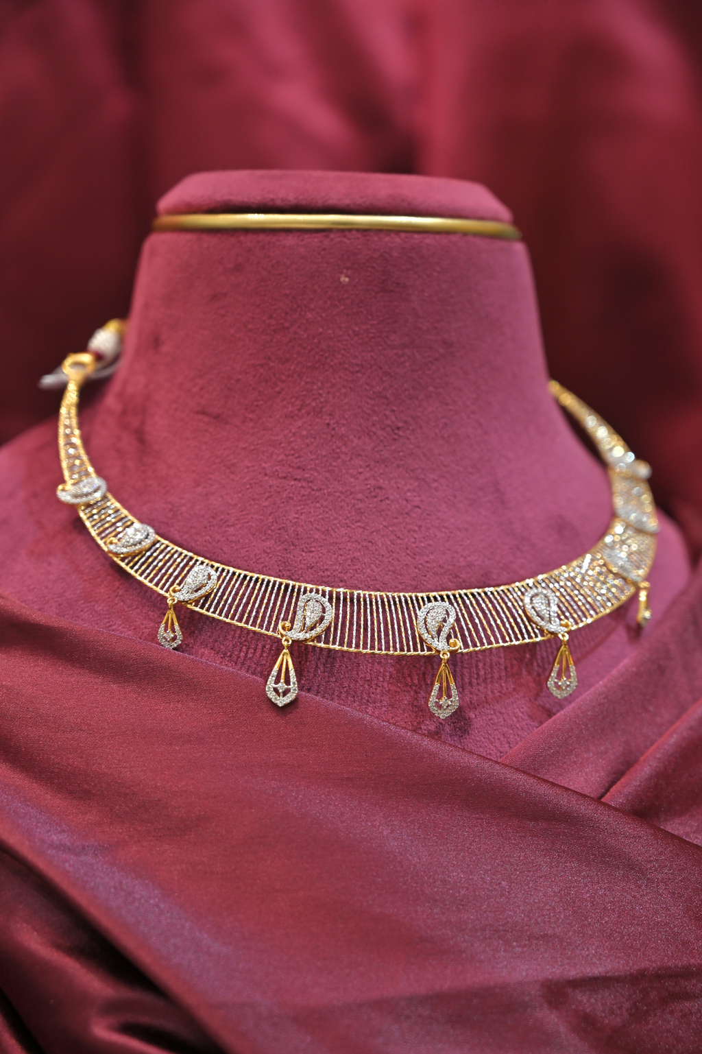 Diamond Pattern Drop Choker Necklace with Teardrop Charms