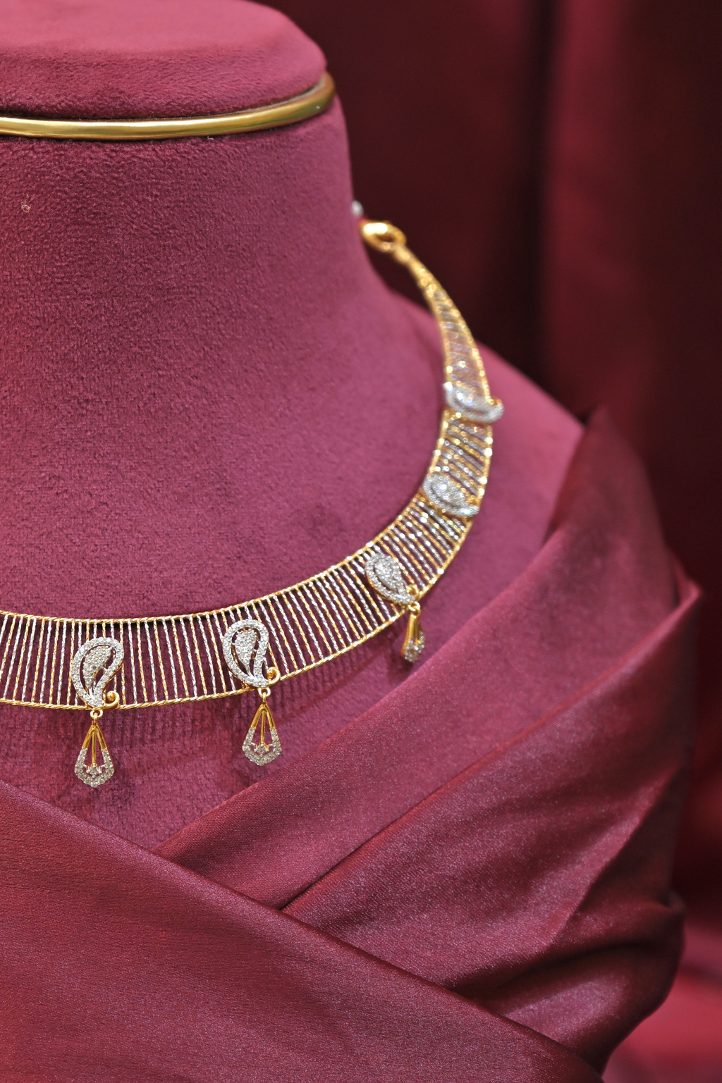 Diamond Pattern Drop Choker Necklace with Teardrop Charms